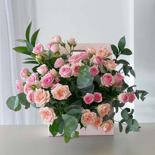 Pink baby roses in a lovely box with handle