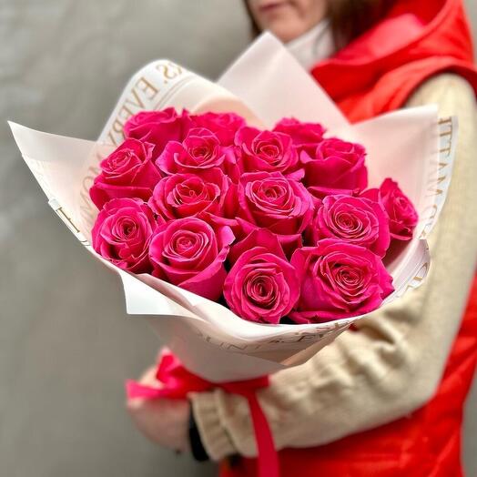 15 голландских роз  (60 см) в оформлении