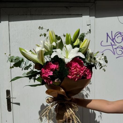 Magficent Bouquet Of Lilies And Hydrangea