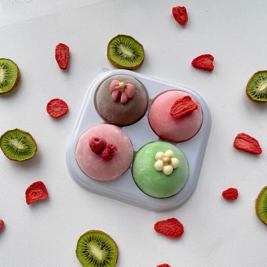 Моти «Ягодное ассорти» (4 пирожных) на день матери