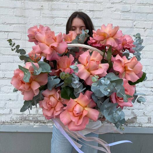 Французские розы в корзине с эвкалиптом, 21 штука