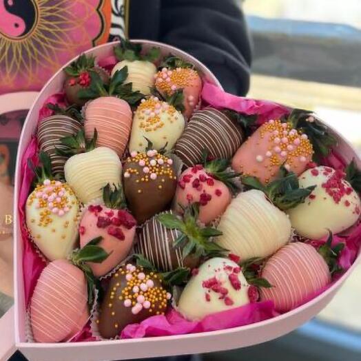 Нежное Сердце с клубникой в шоколаде (15 ОЧЕНЬ КРУПНЫХ ягод)