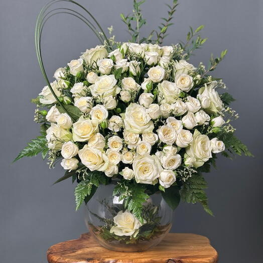 SPERY WHITE ROSES   ROSES IN A VASE