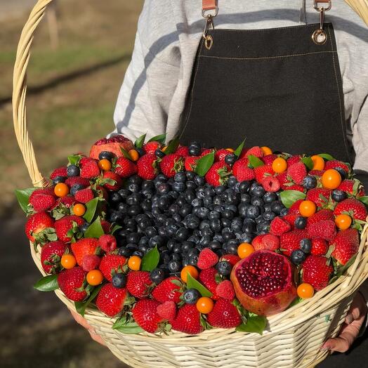 Большая ягодная корзина с сердцем из голубики, клубника, гранат