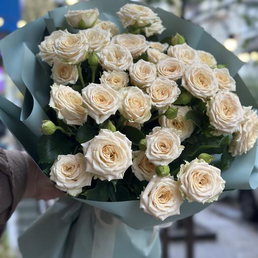 9 кремовых роз