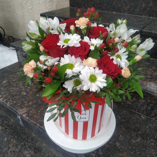 Коробка в красно-белом цвете