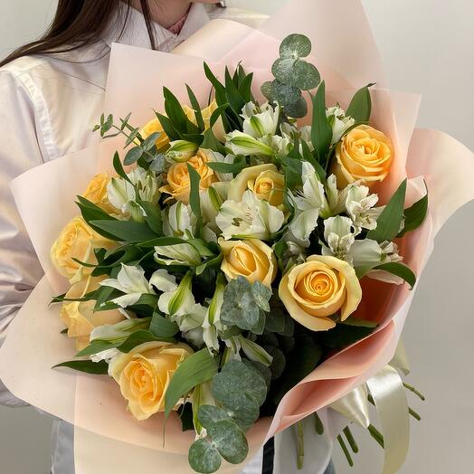 Букет с жёлтыми розами и альстромерией