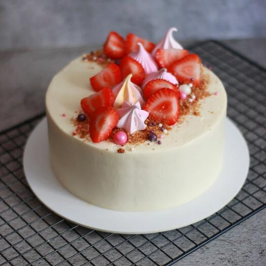 Cake with yogurt cream and berries