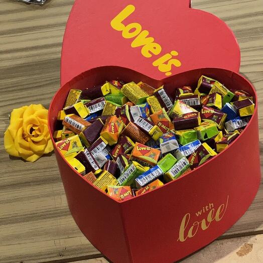 Подарок из жвачек лав из love is в коробке сердце