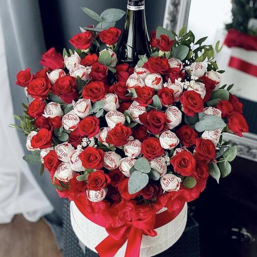 Букет из Raffaello и роз