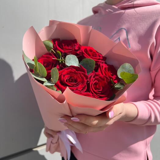 7 алых роз с эвкалиптом