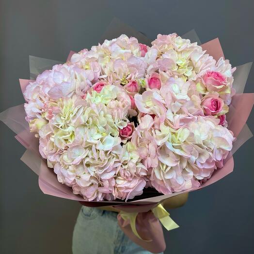 Un ramo de cinco Hortensias Rosadas (el color de las hortensias puede diferir de la foto) y rosas de arbusto