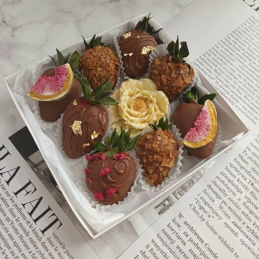 Клубника в шоколаде с цветком