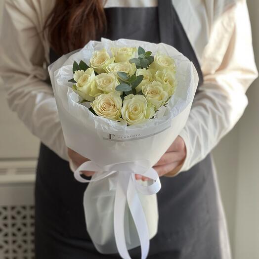 Ramo de rosas blancas 11 piezas con eucalipto