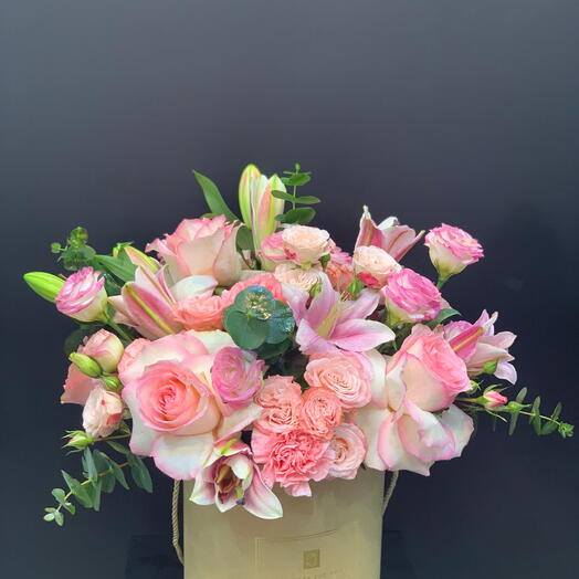 STARGAZER  LISANTHIUS  SPERY ROSES CARNATION IN A BOX