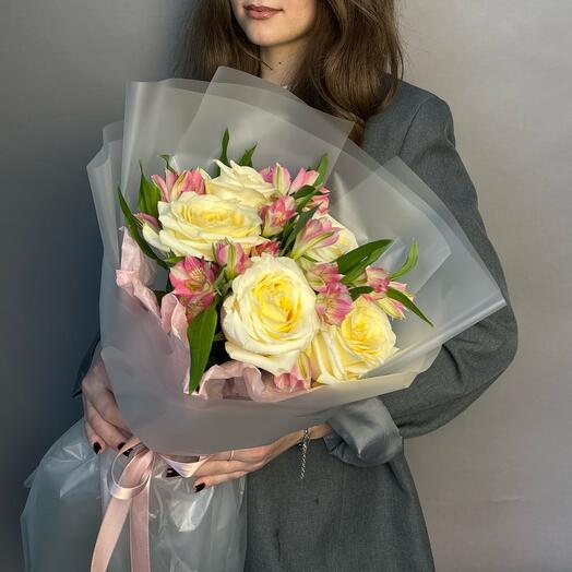 Ramo de rosas y alstroemeria
