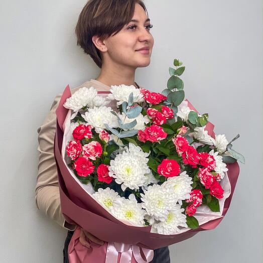 Букет цветов из роз и хризантем