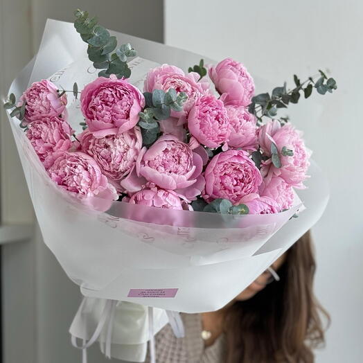 Моно букет пионы+эвкалипт с коробкой-переноской