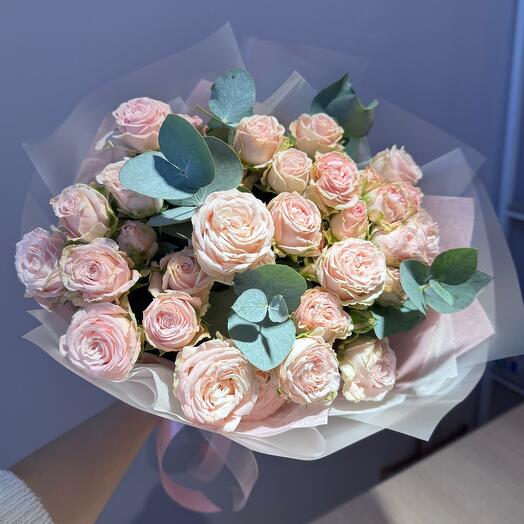 7 rosas de peonía con eucalipto