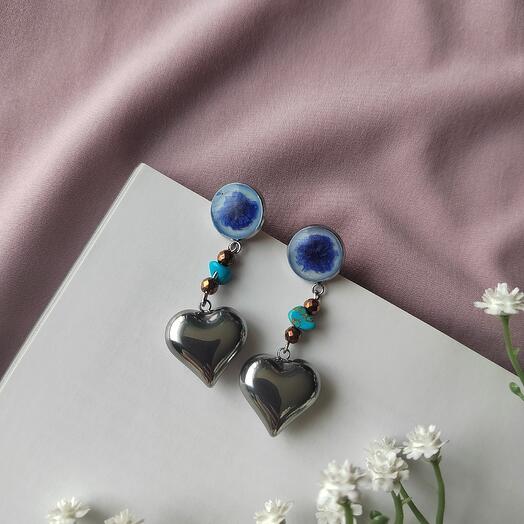 Серьги-гвоздики из эпоксидной смолы и сухоцветов с сердечками