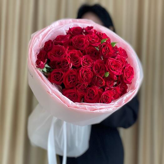 Красные кустовые розы в нежном оформлении 🌹