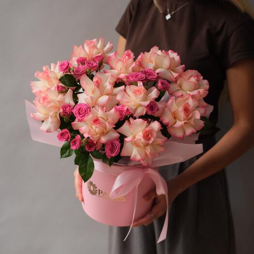 Розы кустовые и французские в коробке