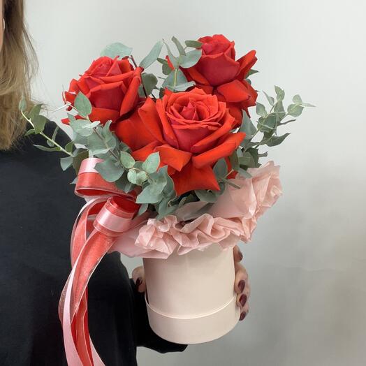 Композиция комплимент с французскими розами и эвкалиптом