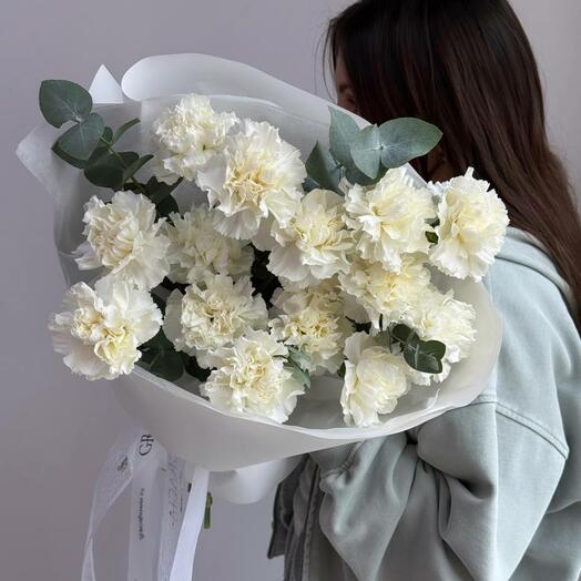 Букет с белыми диантусами