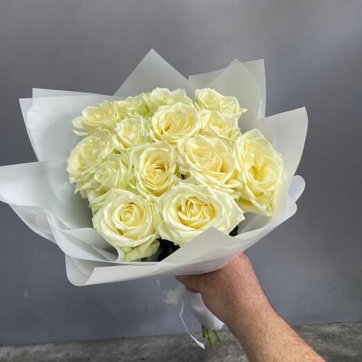 Ramo clásico de rosas blancas 15 piezas