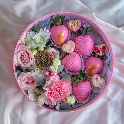 Flores con fresas y dulces