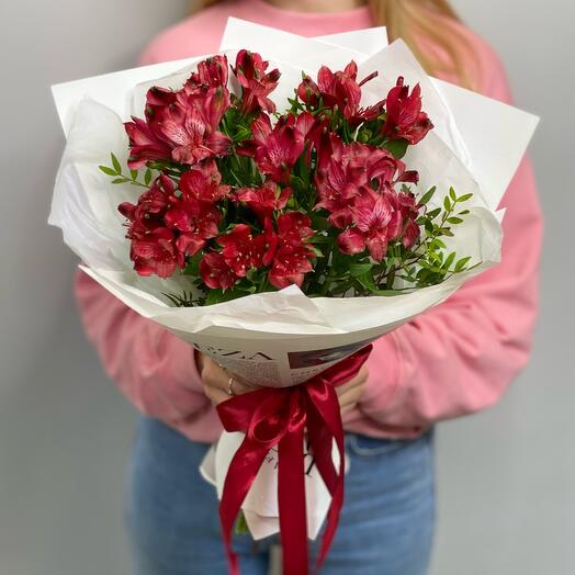 Ramo de alstroemeria con vegetación