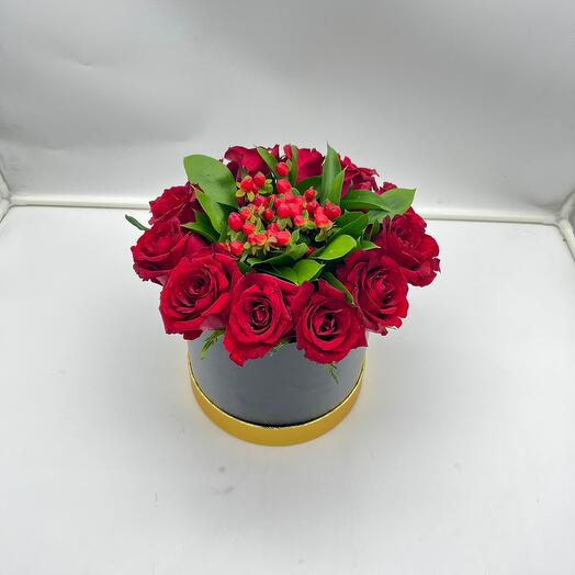 RED ROSE IN BLACK ROUND BOX