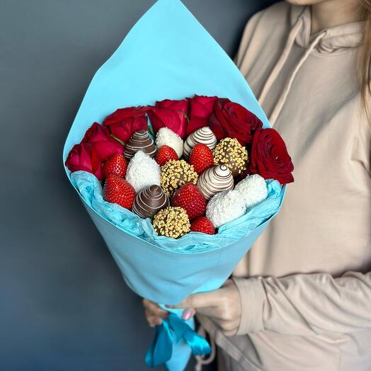 Ramo con rosas rojas y fresas cubiertas de chocolate