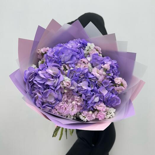 Bouquet of hydrangeas and mattiola bushes💜