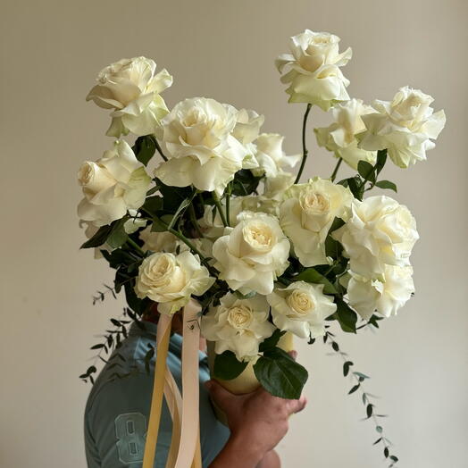25 white roses in box