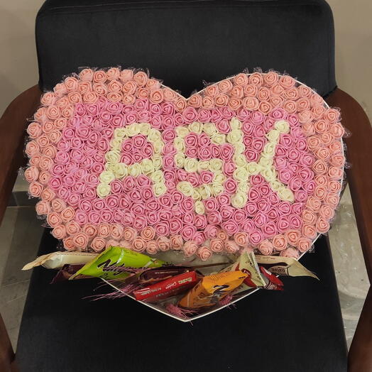 Dev kalpli kutuda Aşk yazılı guller ve çikolatalar - Roses and chocolates in a heart-shaped box with love written on it