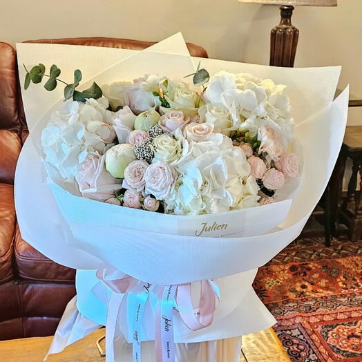 Author s bouquet in white colours xl