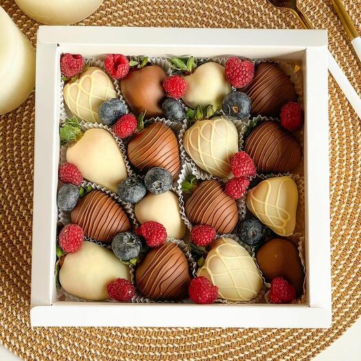 Strawberries Set 16 pcs with fresh berries