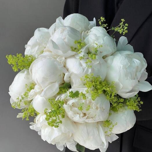 Bouquet of white peon and vegetation