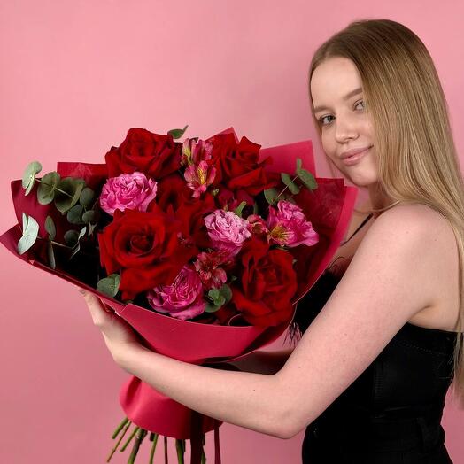 Яркий букет из 5 красных французских роз, альстромерии и пионовидной розы