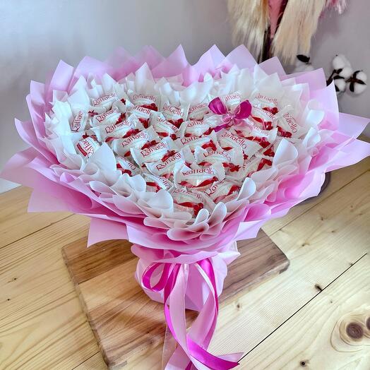 Букет из конфет в форме сердца