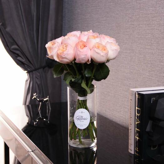 Bouquet of 15 roses "Austin Juliet" in a vase