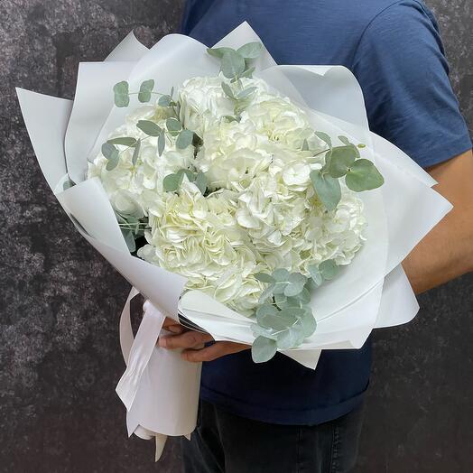 Rosas en forma de peonía con ozotamnus, Hypericum y eucalipto fragante