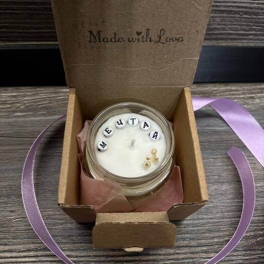 A candle with the inscription "Dream"