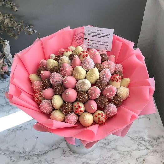 Клубничный букет с шоколадными конфетами Ferrero