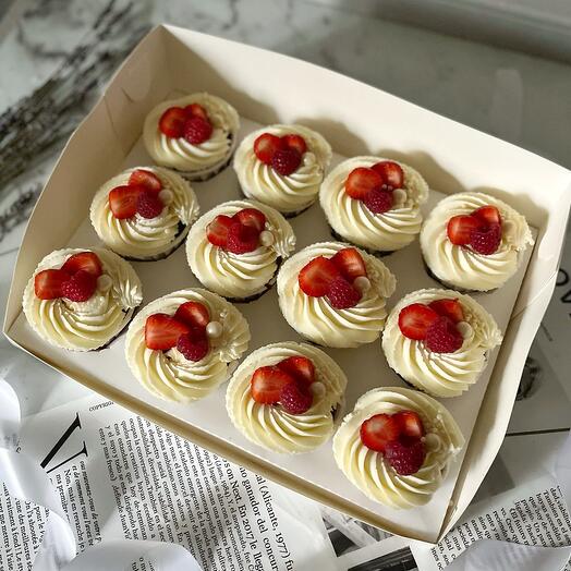 Большой набор ассорти шоколадных и ванильных капкейков