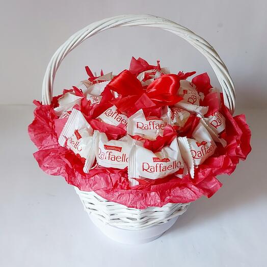 Корзина из конфет Raffaello. Букет из конфет