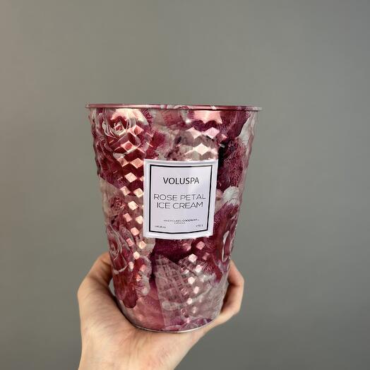 Аромасвеча большая Voluspa Мороженое и лепесток розы