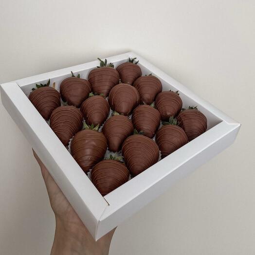 Strawberries in milk chocolate 16 pieces