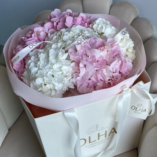 Mono bouquet pink ans white hydrangea